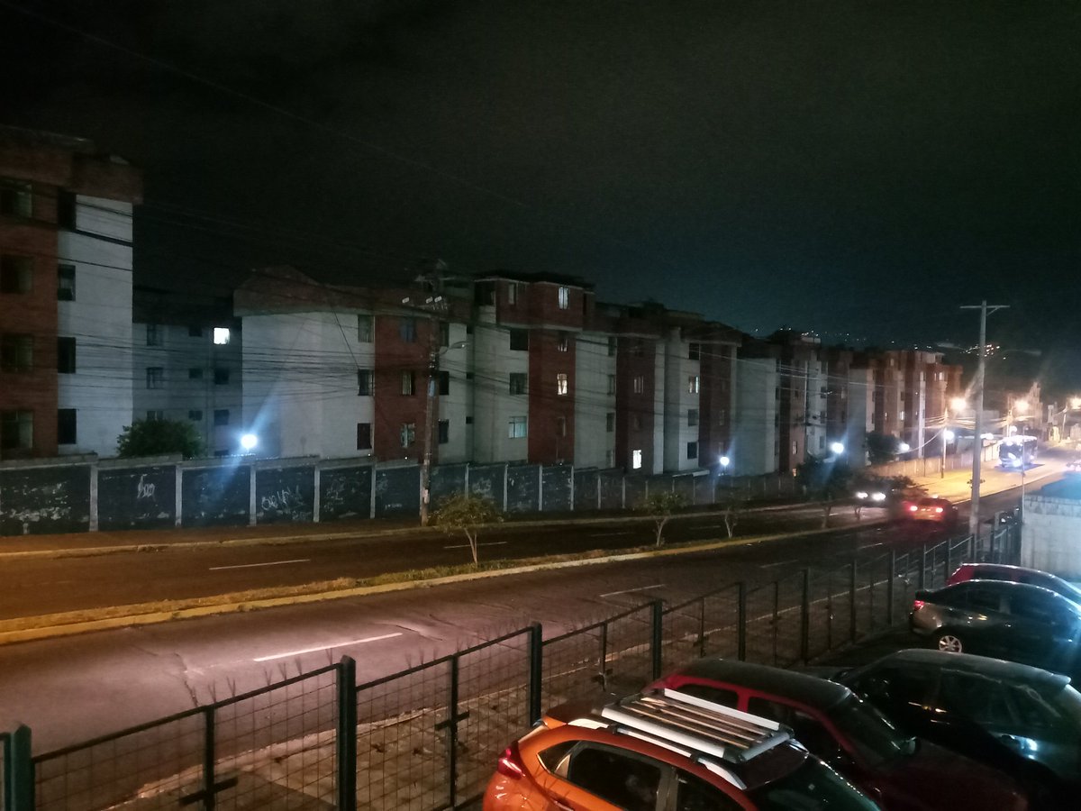 carorjave's tweet photo. @ElectricaQuito en la Av. Jorge Pérez Concha entre Eucaliptos y Cerezos (sector ponceano) los postes no funcionan,la luz depende de las luminarias de los conjuntos y la calle es un callejón obscuro perfecto para robos. Su gestión por favor. https://t.co/XkLDWeokZR