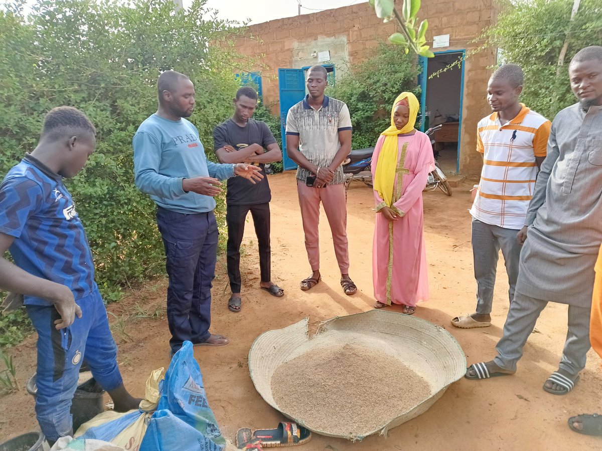 Formation en aviculture, jour III et fin.
Les participants vont ainsi :
- recevoir leurs attestations de formation en Aviculture;
- disposer des modules de la formation ;
- avoir les contacts utiles de fournisseurs ;
- appartenir au réseau des agripreneurs.
#agribusiness