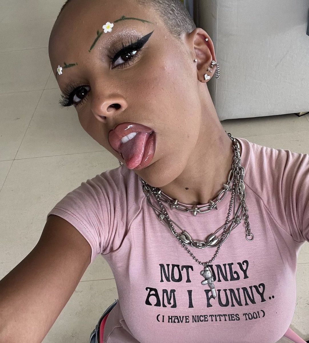 PopCrave's tweet photo. Doja Cat responds to criticism over her new look in a recent tweet. https://t.co/gszo4VFIDt