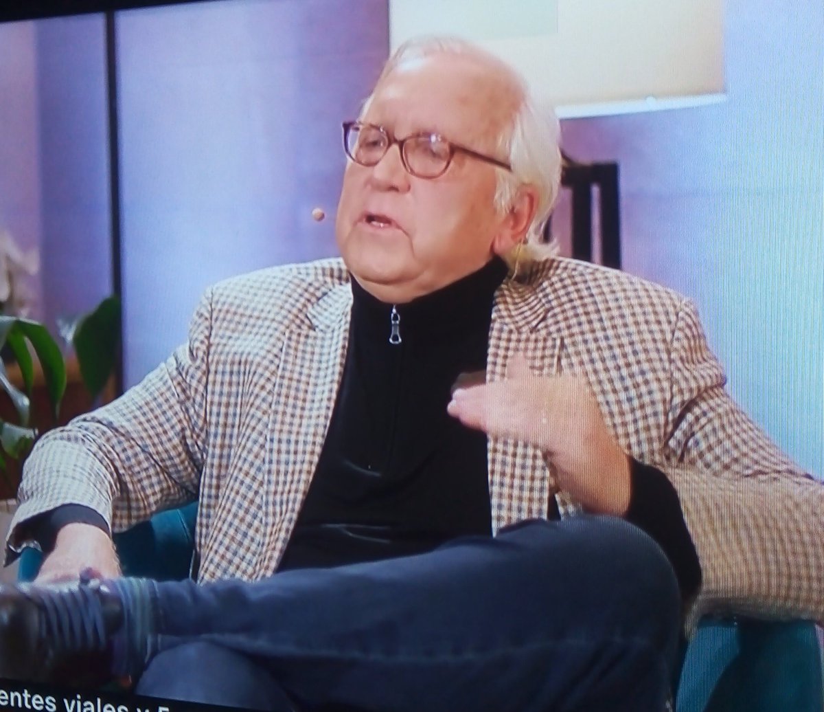 ScottJimny's tweet photo. El guatón de Burgos hace apología a los 30 años en #INFLUYENTESCNN @CNNChile con la prepotencia propia de un político viciado por el poder. @paulaescobarch elija otro tipo de invitados. https://t.co/Q4xgRYhiV9