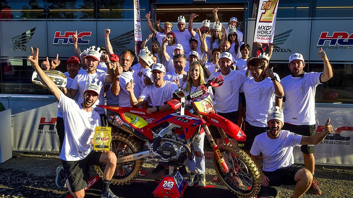 Tim Gasjer consiguió su cuarto título en el MXGP este domingo en Finlandia. También fue una carrera histórica para YAMAHA

Te dejamos los mejores momentos y resultados del MXGP de Finlandia en nuestra web

mxlarevista.com.ar/mxgp-de-finlan…