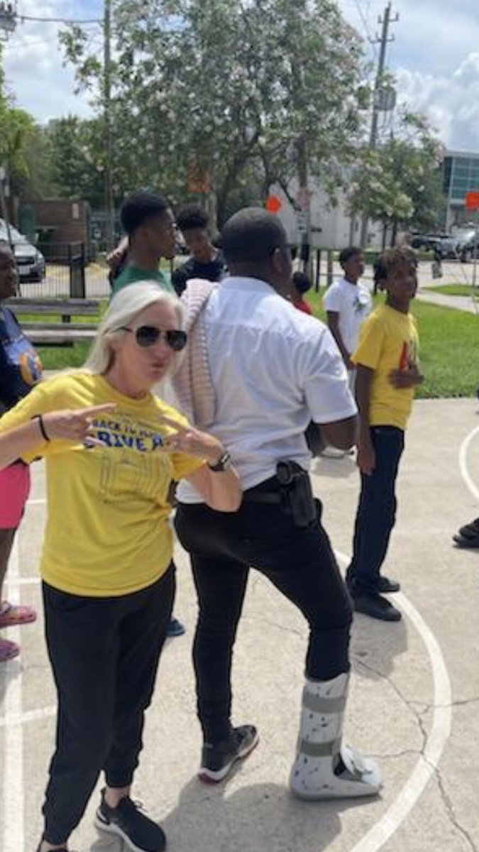 RaulCollins16's tweet photo. Shoutout to Mamma TikTok @Mr_Officer713 Sgt’s Rylander and Love who came out to Mrs Parker’s Backpack giveaway! @paulwall @GhpalG and @GHPals_Ofc_trip were there too spreading #RelationalPolicing @houstonpolice for #OneSafeHouston #StayLit🔥 #aKDog https://t.co/FRKYSCkwGs