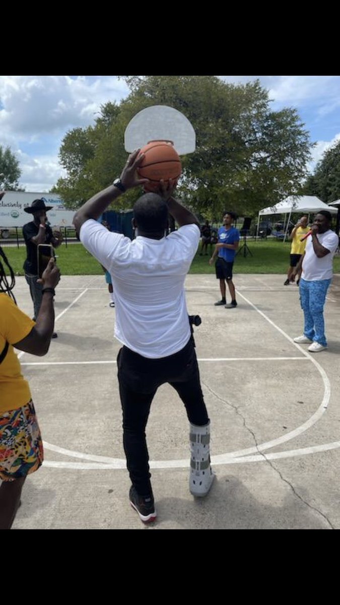 RaulCollins16's tweet photo. Shoutout to Mamma TikTok @Mr_Officer713 Sgt’s Rylander and Love who came out to Mrs Parker’s Backpack giveaway! @paulwall @GhpalG and @GHPals_Ofc_trip were there too spreading #RelationalPolicing @houstonpolice for #OneSafeHouston #StayLit🔥 #aKDog https://t.co/FRKYSCkwGs