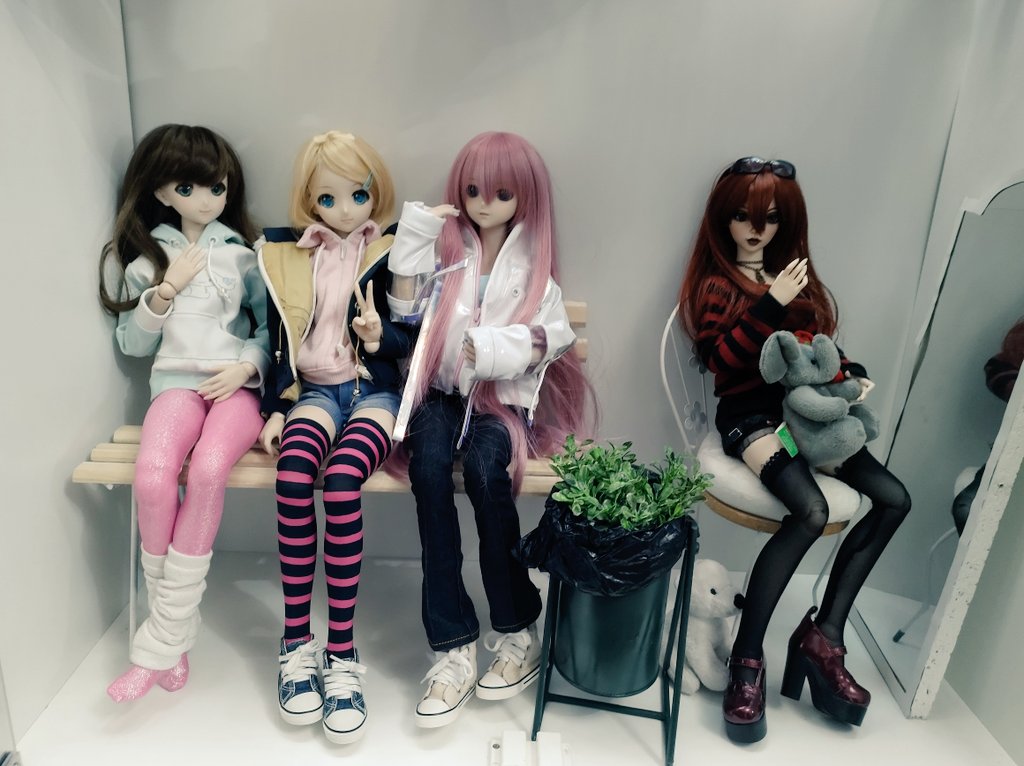 Cookienavalon's tweet photo. They are all Seated and Confy now
#dollover #feeple60 #dollfiedream https://t.co/r1FRHyi3GU