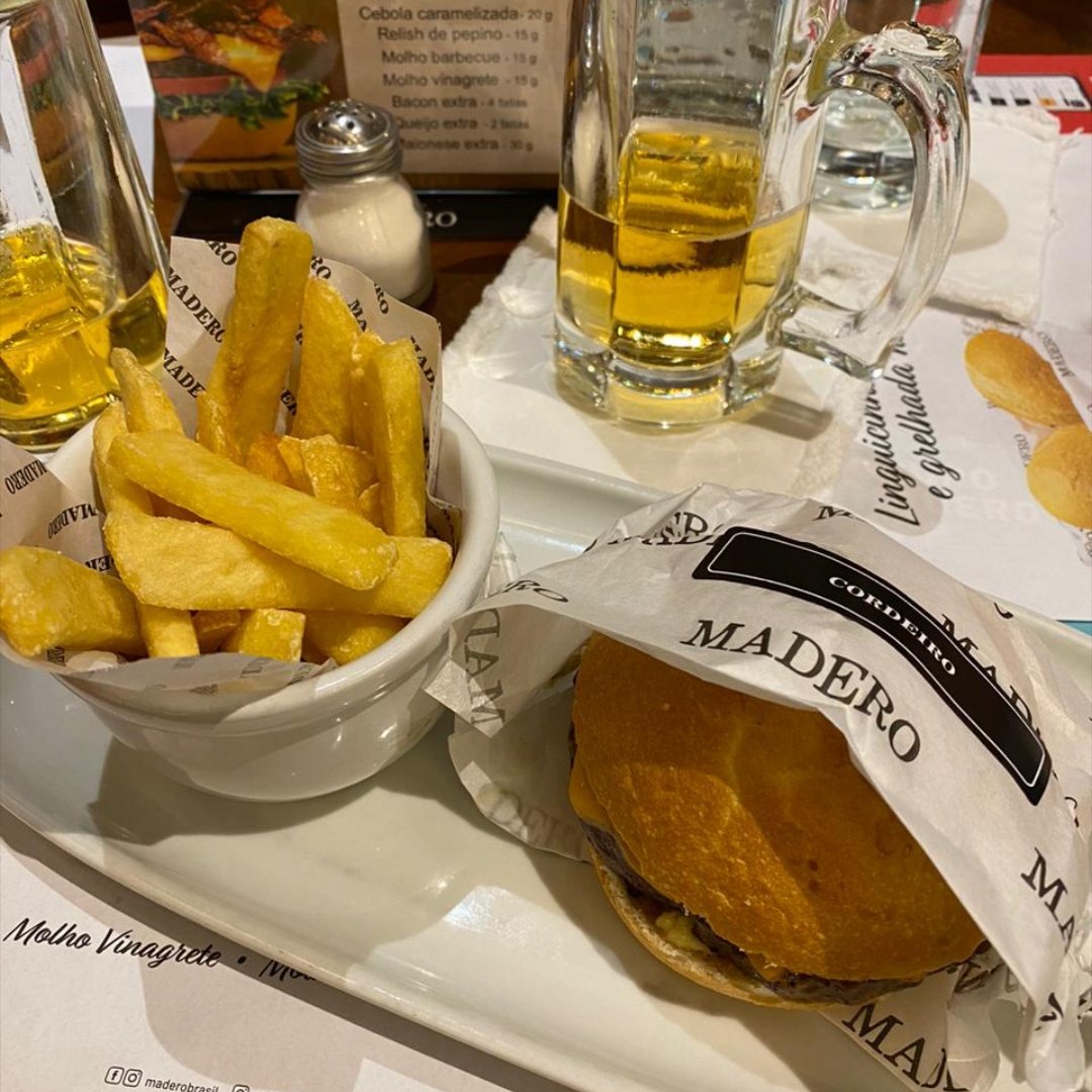 patyAreco's tweet photo. Con Hamburguesa pero en Fortaleza 😊 https://t.co/iuZT65WrLm