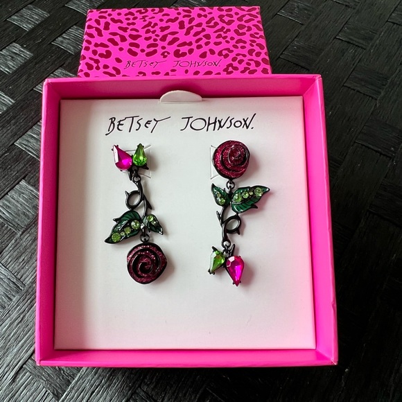 LauraCharbonnea's tweet photo. So good I had to share! Check out all the items I'm loving on @Poshmarkapp #poshmark #fashion #style #shopmycloset #stelladot #betseyjohnson #eyecandyla: https://t.co/YU9UcKs2Sj https://t.co/YsqJq2dw8N