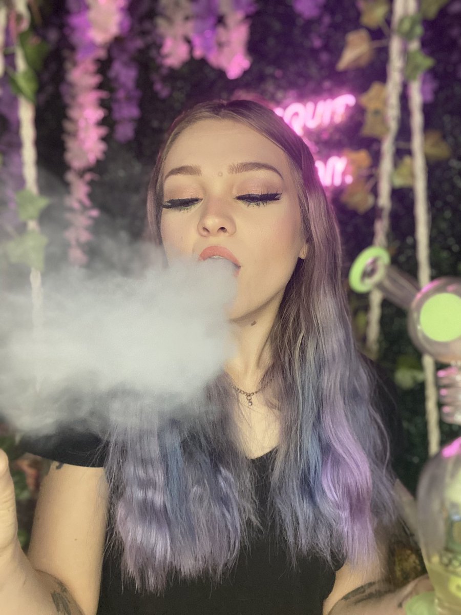 CGQ_official's tweet photo. Puffin on some fresh squeezed from KYND cannabis, for that after work pick me up 🧘🏼‍♀️🍋 https://t.co/MiIb7jizjd