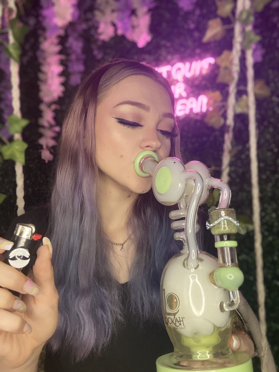 CGQ_official's tweet photo. Puffin on some fresh squeezed from KYND cannabis, for that after work pick me up 🧘🏼‍♀️🍋 https://t.co/MiIb7jizjd