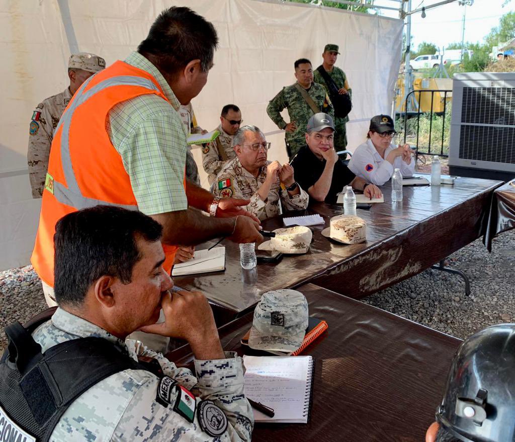 En reunión con el Mando Unificado del Equipo Interinstitucional de Rescate en la mina 'El Pinabete'.