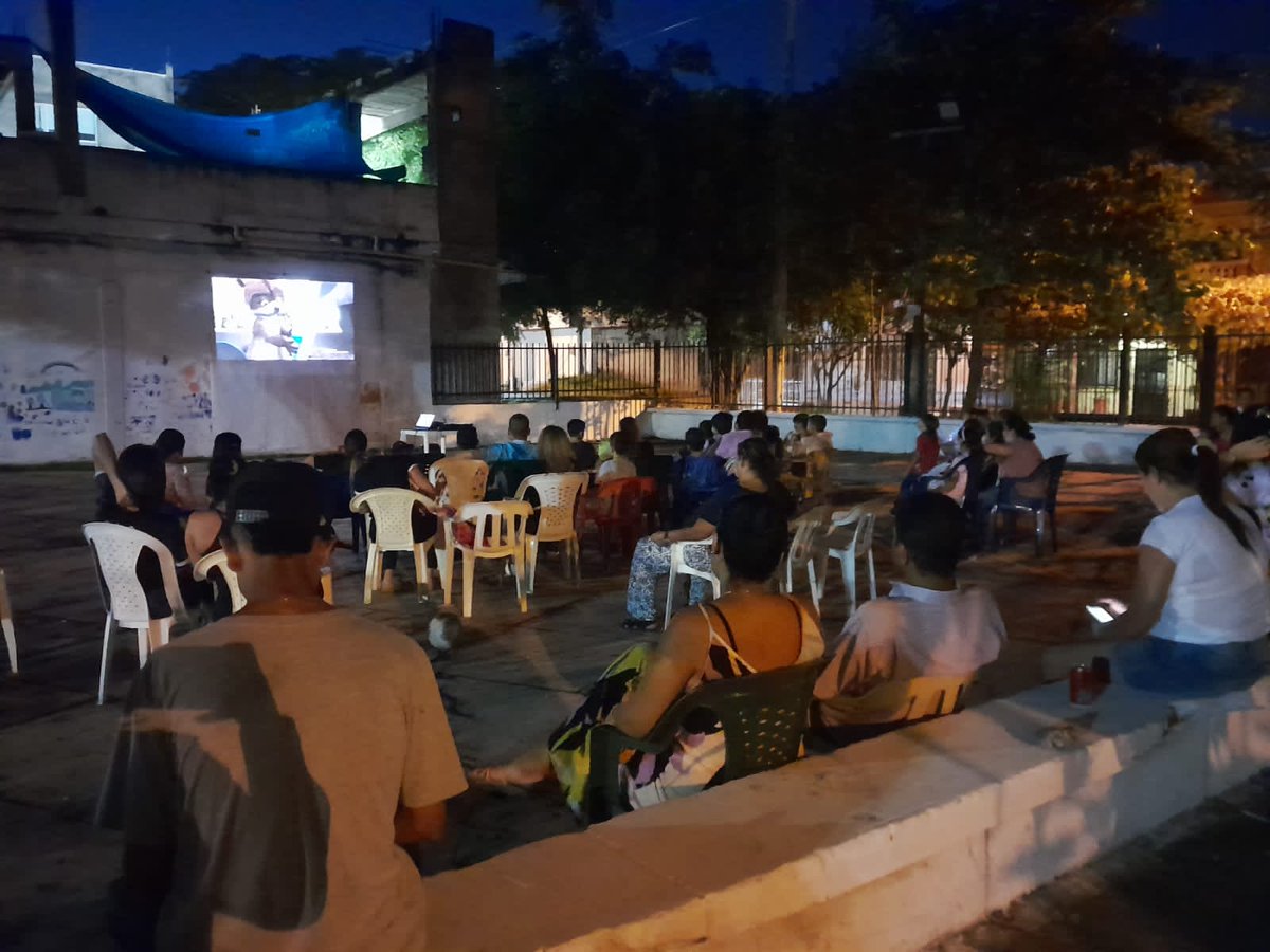 PoliciaMonteria's tweet photo. #JuntosPorLaNiñez

En el barrio Buenavista de #Montería compartimos "Cine al parque" 🍿 con nuestros niños, niñas y adolescentes, fortaleciendo la sana convivencia para un #TiempoLibreConSeguridad🎬 
#Prevención y Educación Ciudadana. https://t.co/xwM6GD4qb1