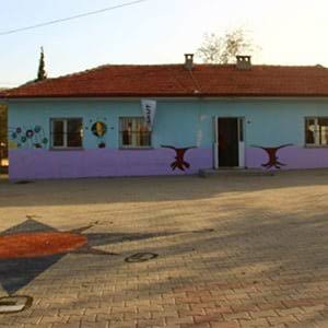 #ogretmenlerayakta Sırça köşklerinde oturmuş kişiler başarısızlıklarını;  Canla başla çalışmış gittikleri her yeri cennete çevirmiş öğretmenleri suçluyorlar...