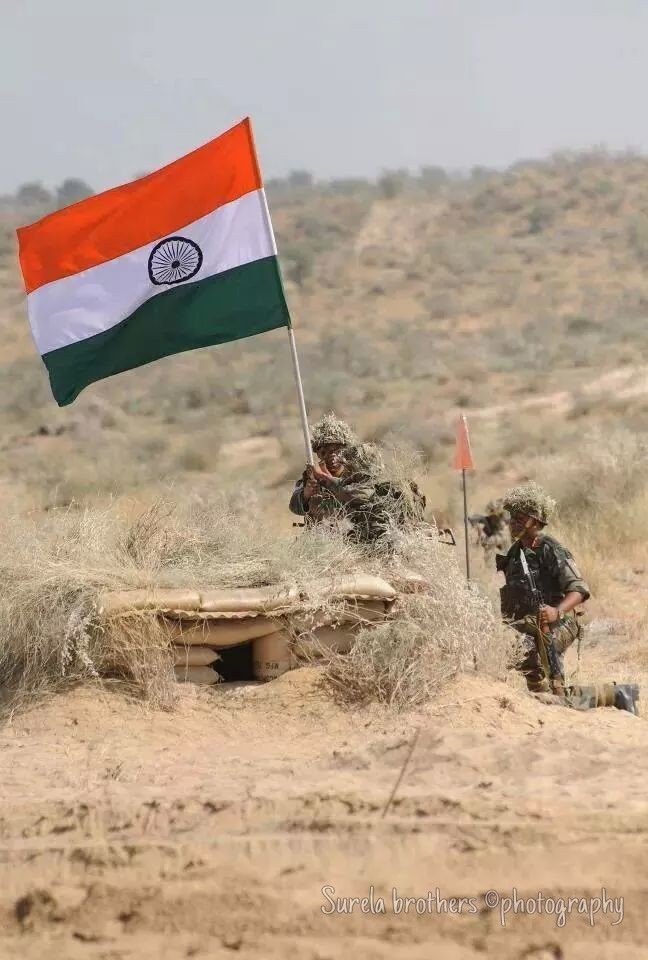 घरवालों को लोट कर आनें की उम्मीद देकर जाता हैं जीत जाएगें जंग मन में प्रण करके जाता हैं बेखौफ छुडाता हैं वो छक्के दुश्मन के अजी👮फौजी हैं जनाब तिरंगा🇮🇳लहरा कर आता हैं🇮🇳
#Indian_Army🇮🇳
#Happy_Independence_Day🇮🇳