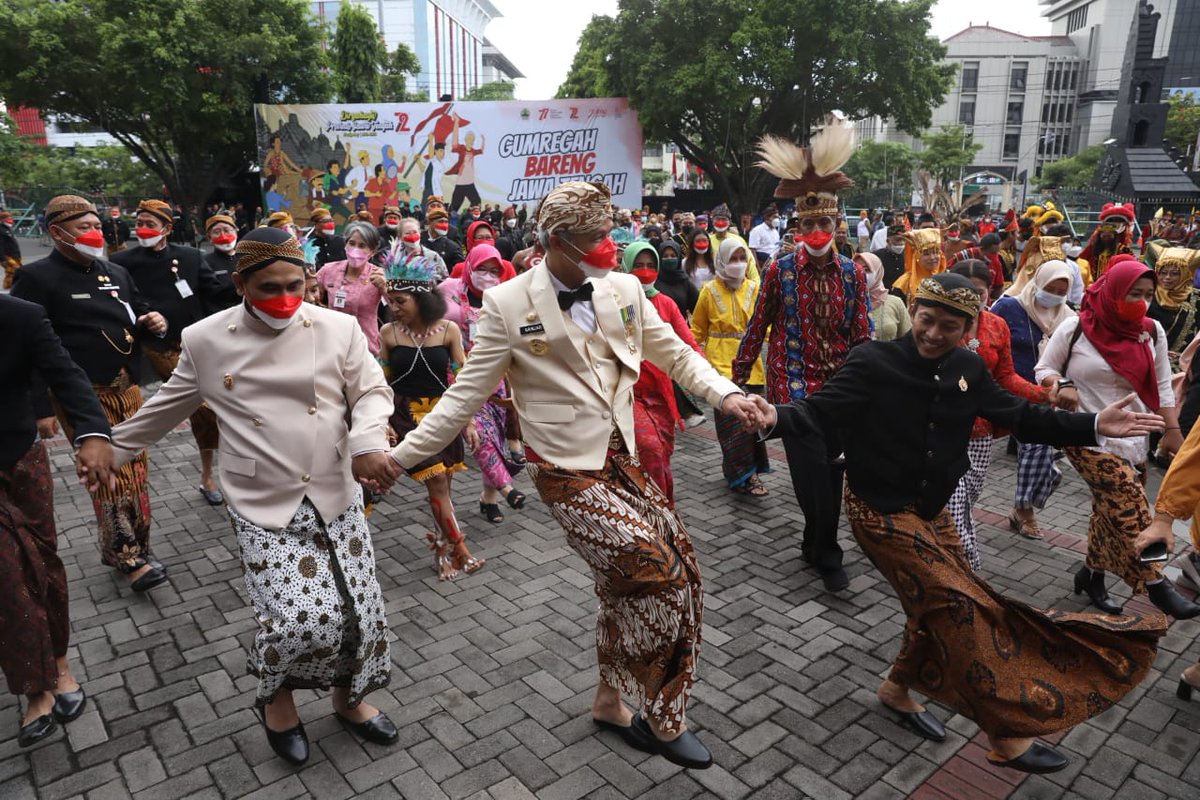 dinkopjateng's tweet photo. Berbagai Etnis Meriahkan HUT ke-72 Jateng, Ganjar: "Wujud Semangat Kebersamaan dalam Keberagaman"

Selengkapnya : https://t.co/qamwTmjx84

@ganjarpranowo https://t.co/xdDcgbiZ1Y