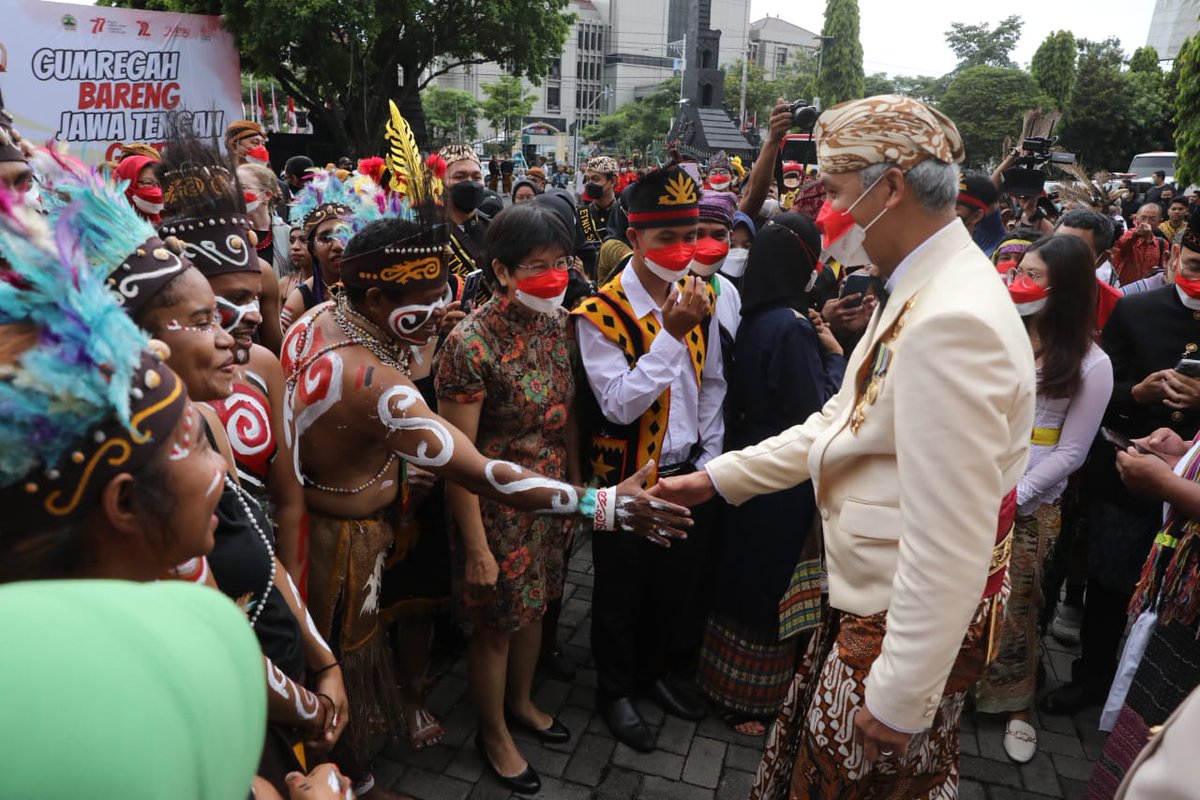dinkopjateng's tweet photo. Berbagai Etnis Meriahkan HUT ke-72 Jateng, Ganjar: "Wujud Semangat Kebersamaan dalam Keberagaman"

Selengkapnya : https://t.co/qamwTmjx84

@ganjarpranowo https://t.co/xdDcgbiZ1Y