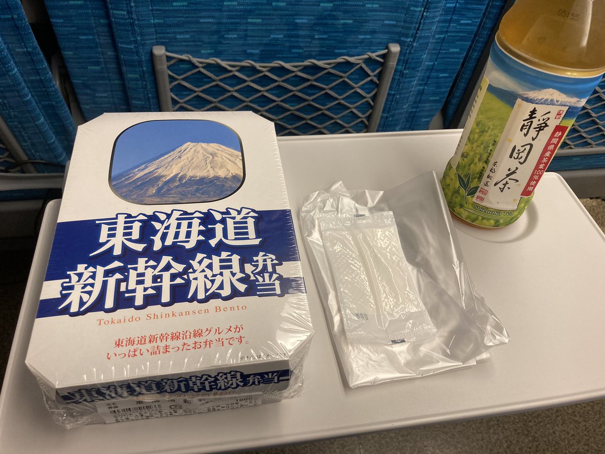 yamatk6's tweet photo. 新幹線車内で売ってる東海道新幹線弁当　1000円。ごはんより、おかずが圧倒的に多い、ビールか日本酒が欲しくなる https://t.co/6dqDpkKSkz
