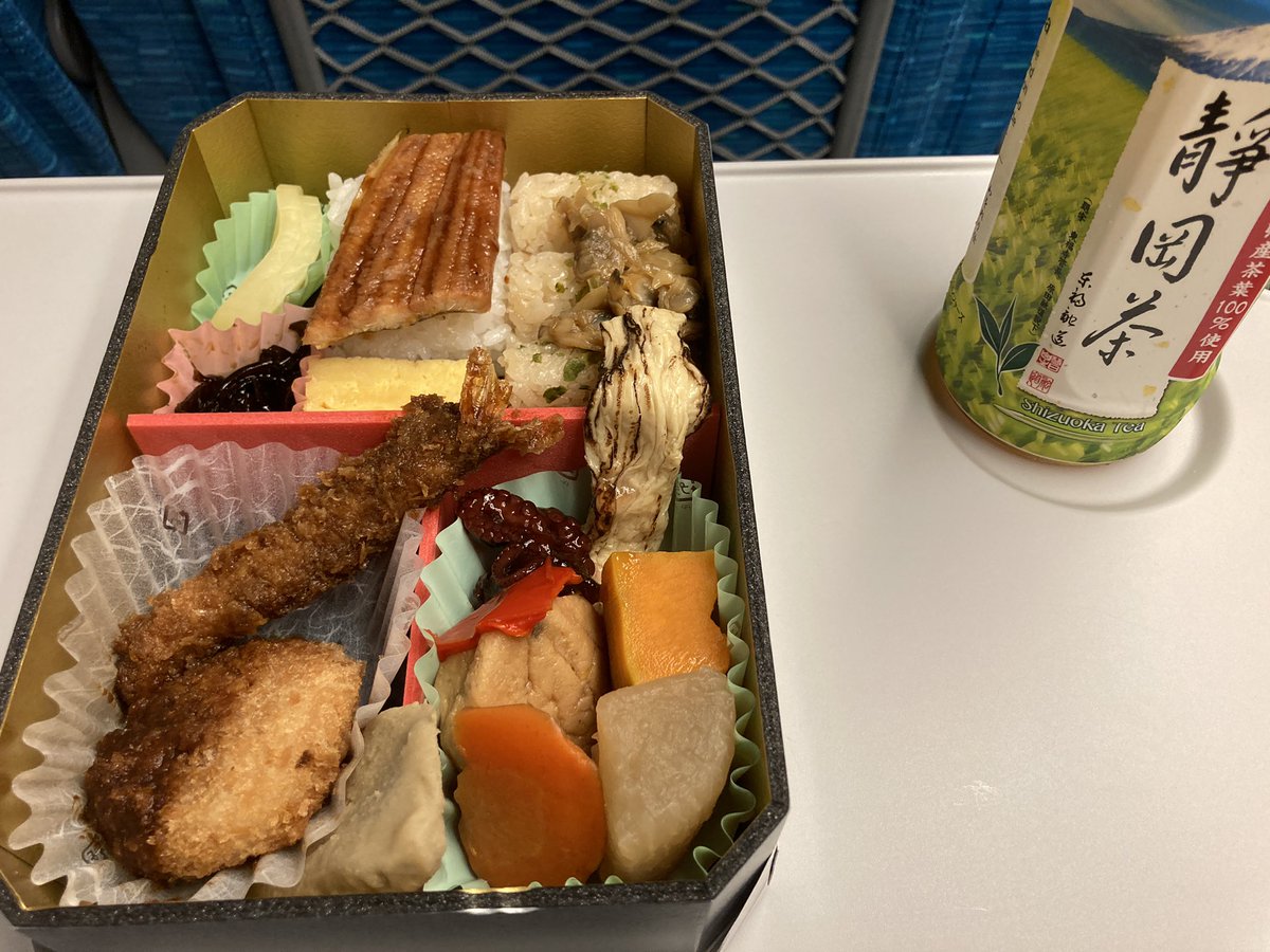 yamatk6's tweet photo. 新幹線車内で売ってる東海道新幹線弁当　1000円。ごはんより、おかずが圧倒的に多い、ビールか日本酒が欲しくなる https://t.co/6dqDpkKSkz