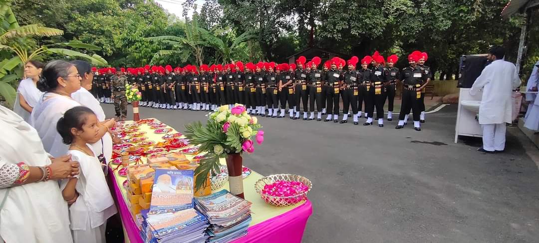 हमारे सैनिक जो अपने प्राणों का बलिदान देने को सदैव तत्पर रहते हैं,आज इन्हीं की वजह से हम #AzadiKaAmritMahotsov मना पा रहे हैं।
#सच्ची_आजादी
Where Is Freedom
Nation Demands Release Bapuji
#IndependenceDay
Sant Shri Asharamji Bapu की प्रेरणा से #MUM की बहनों ने जवानों को राखी बांधी