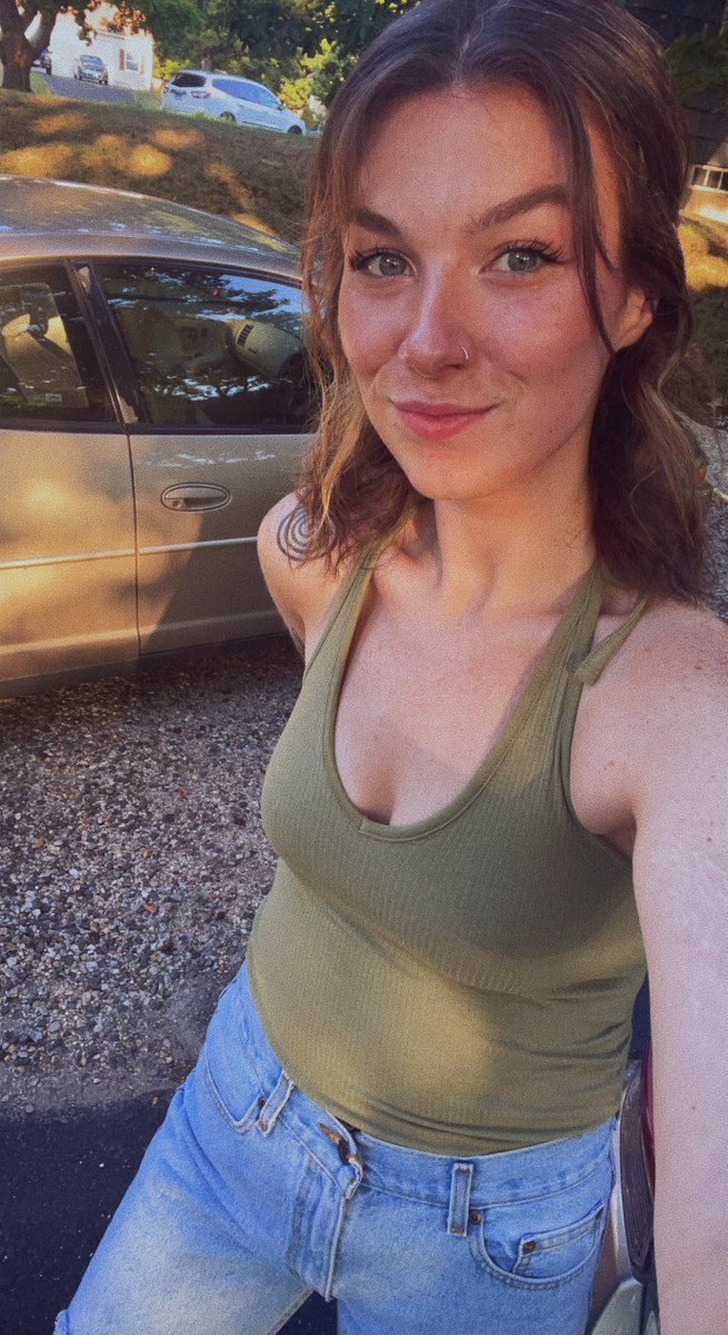 Lauracos4's tweet photo. Here to remind you all that I’m hot even with mono and covid https://t.co/DGU4rKQTT6