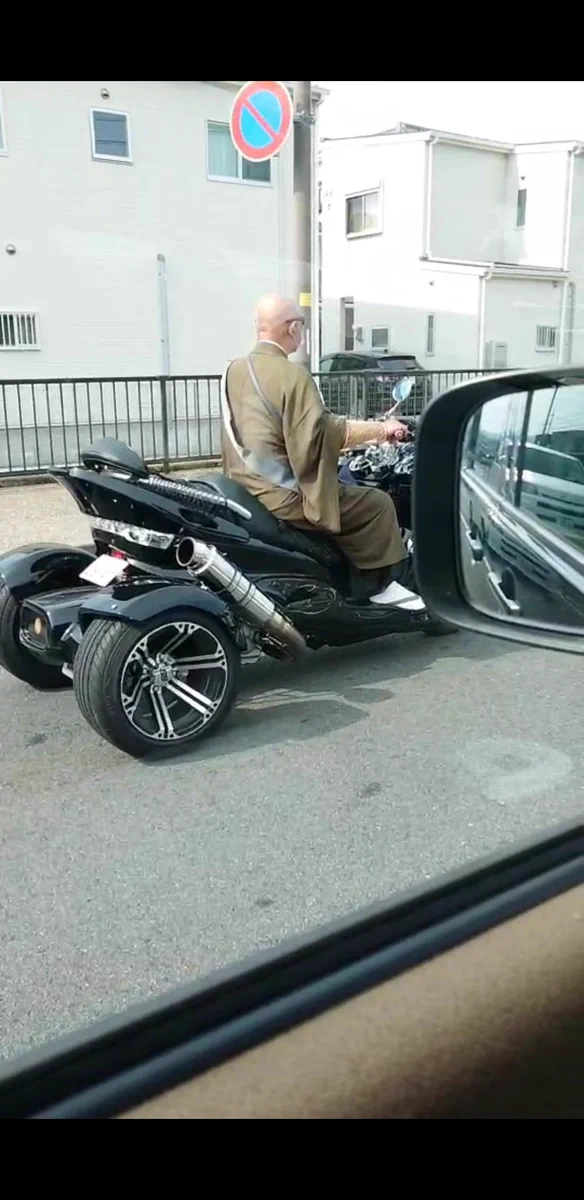 交通が不便な結果がこれか？奈良で見かけたお坊さんの衝撃的な移動手段！