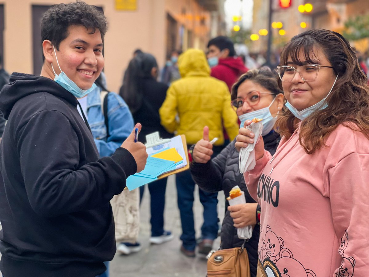 pactoconstiperu's tweet photo. Hoy salimos a las calles con nuestras pizarra y ánfora constituyentes para recoger qué piensa la gente debe ir en una nueva constitución. Mucho entusiasmo. Sin duda el Perú quiere cambios de fondo. Saldremos todas las semanas, aquí nadie se rinde, ni se cansa. #PactoConstituyente https://t.co/rmBHzJyr5w