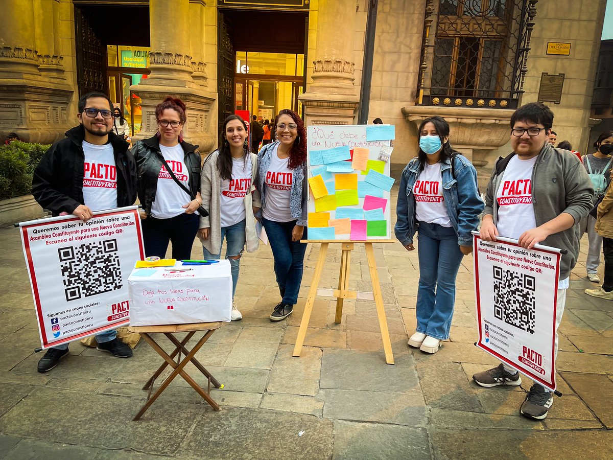 pactoconstiperu's tweet photo. Hoy salimos a las calles con nuestras pizarra y ánfora constituyentes para recoger qué piensa la gente debe ir en una nueva constitución. Mucho entusiasmo. Sin duda el Perú quiere cambios de fondo. Saldremos todas las semanas, aquí nadie se rinde, ni se cansa. #PactoConstituyente https://t.co/rmBHzJyr5w