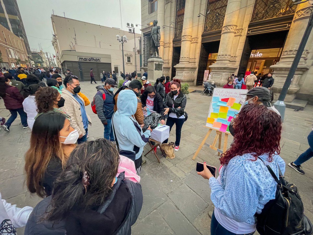 pactoconstiperu's tweet photo. Hoy salimos a las calles con nuestras pizarra y ánfora constituyentes para recoger qué piensa la gente debe ir en una nueva constitución. Mucho entusiasmo. Sin duda el Perú quiere cambios de fondo. Saldremos todas las semanas, aquí nadie se rinde, ni se cansa. #PactoConstituyente https://t.co/rmBHzJyr5w
