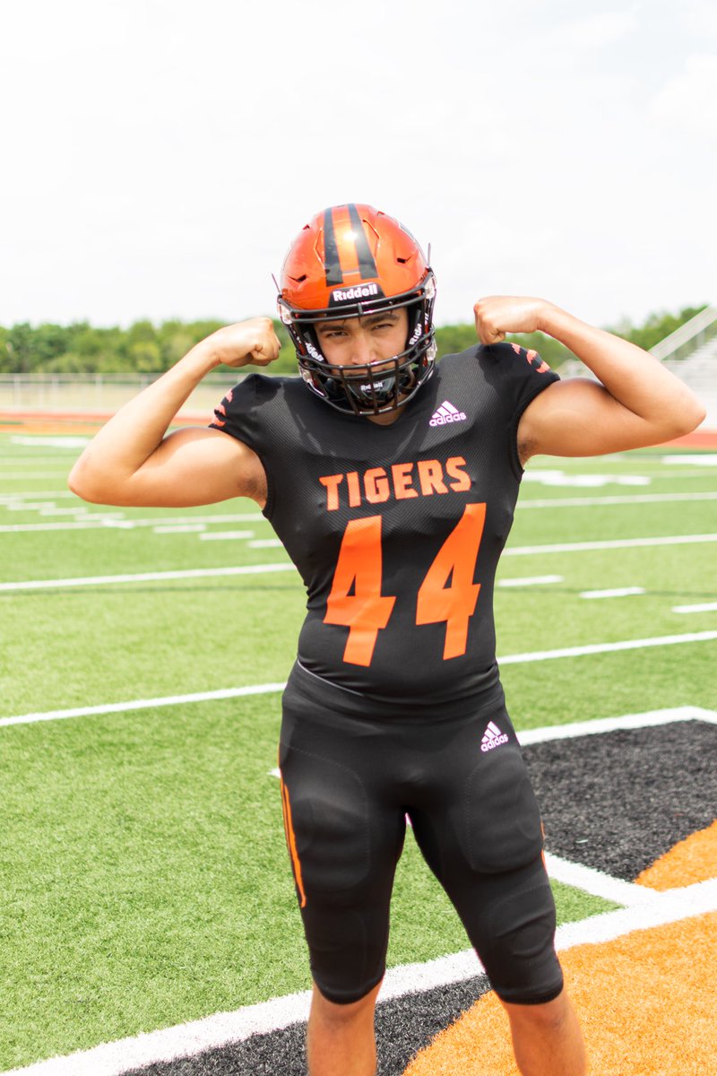monsterbaxter44's tweet photo. Sophomore year 180lbs to now Junior year 202lbs #monsterbaxter #dcft #txhsfb @hodge_2525 @CyrilAdkins23 @SacrificeINC @BamPerformance @CoachRobertJac1 https://t.co/659Ocv6hSa