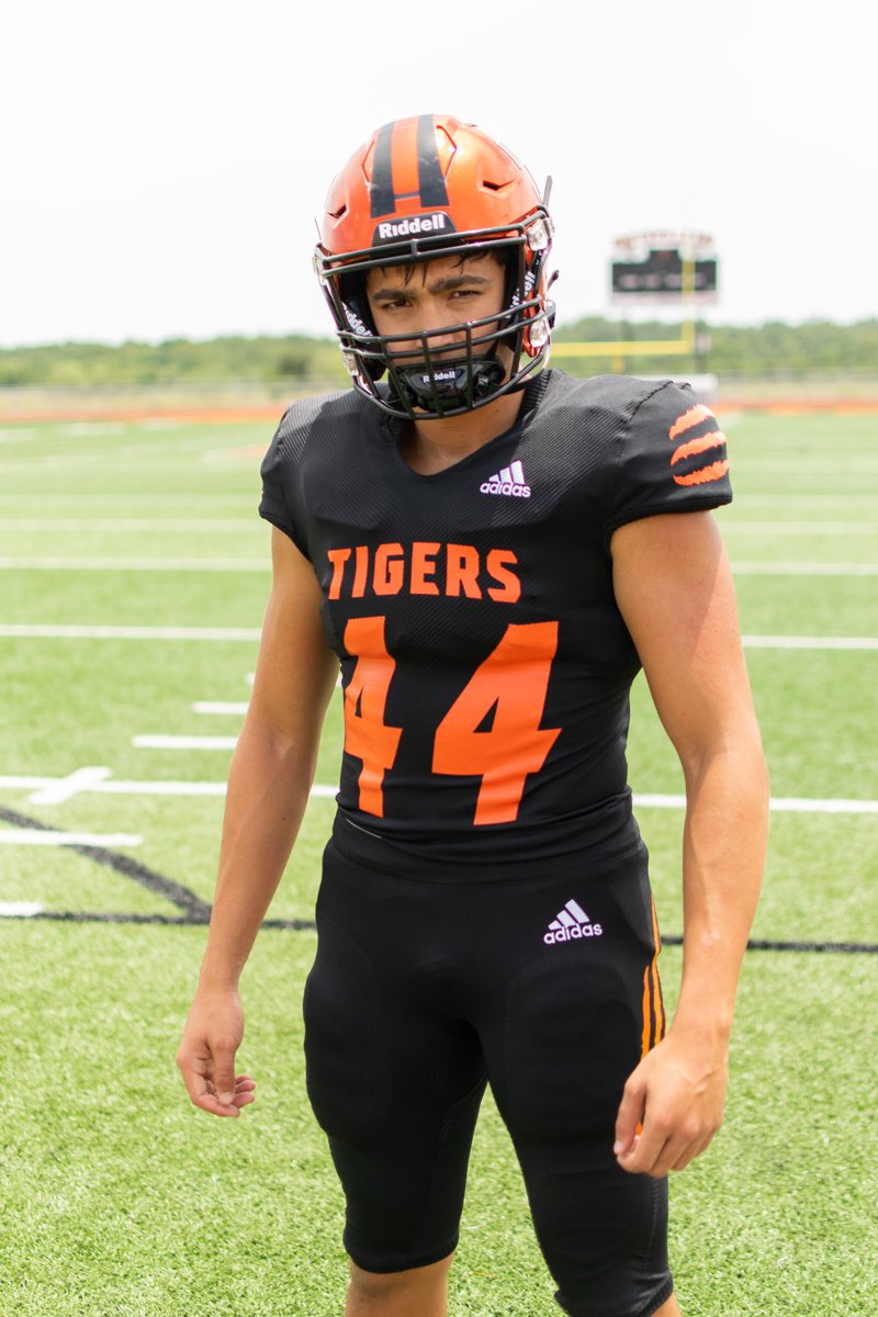 monsterbaxter44's tweet photo. Sophomore year 180lbs to now Junior year 202lbs #monsterbaxter #dcft #txhsfb @hodge_2525 @CyrilAdkins23 @SacrificeINC @BamPerformance @CoachRobertJac1 https://t.co/659Ocv6hSa