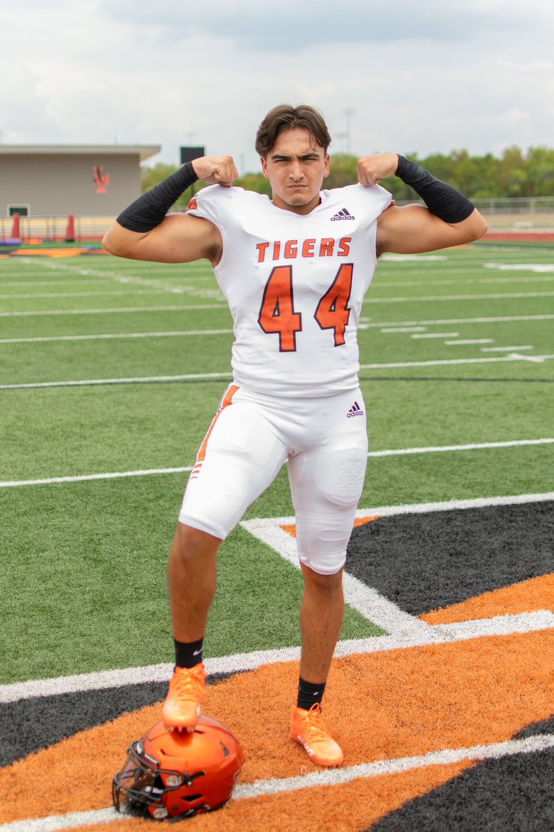 monsterbaxter44's tweet photo. Sophomore year 180lbs to now Junior year 202lbs #monsterbaxter #dcft #txhsfb @hodge_2525 @CyrilAdkins23 @SacrificeINC @BamPerformance @CoachRobertJac1 https://t.co/659Ocv6hSa