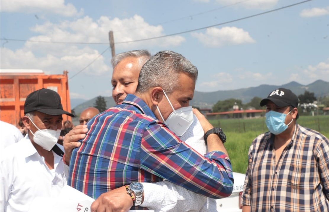 FerVilchisMx's tweet photo. "Amor con amor se paga", por eso, me llevo en el alma todo su apoyo, confianza y cariño. Juntos, nuestro @PartidoMorenaMx se fortalece. Con #UnidadYMovilización, la #4T será una realidad en el #EstadoDeMéxico. ✌️😉
#ParaDefenderLa4T
@delfinagomeza https://t.co/AQvlntGH0q