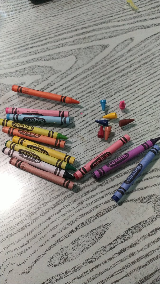 karyulia's tweet photo. @Crayola cómo es posible que pase esto con la calidad de los productos, apenas abiertos y miren todos rotos a la misma altura, en verdad hicieron muy infeliz a mi hija.. ☹️un cliente muy insatisfecho :/ https://t.co/RMoWGk2D8R