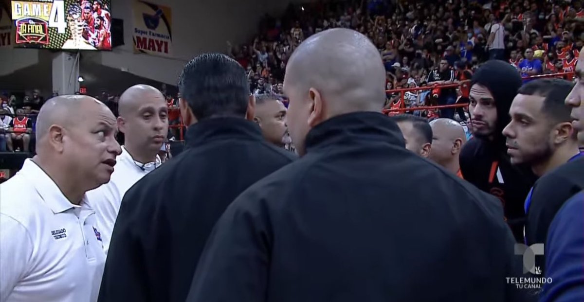 LaGuerraBSN's tweet photo. #BSNPR | AHORA: El juego se atrasará 20 minutos adicionales finales para tomar una decisión si se va a jugar el partido en la noche de hoy. https://t.co/ixeRiPqe96