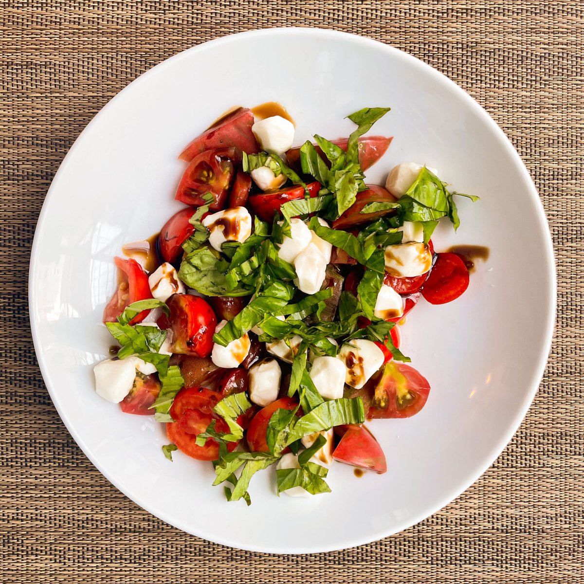 GentlemanatHome's tweet image. Tomatoes. All night. Every night. Literally, we’ve got a garden full of tomato plants.

#freshtomatoes #garden #homegrown #tomatoes #caprese #capresesalad #basil