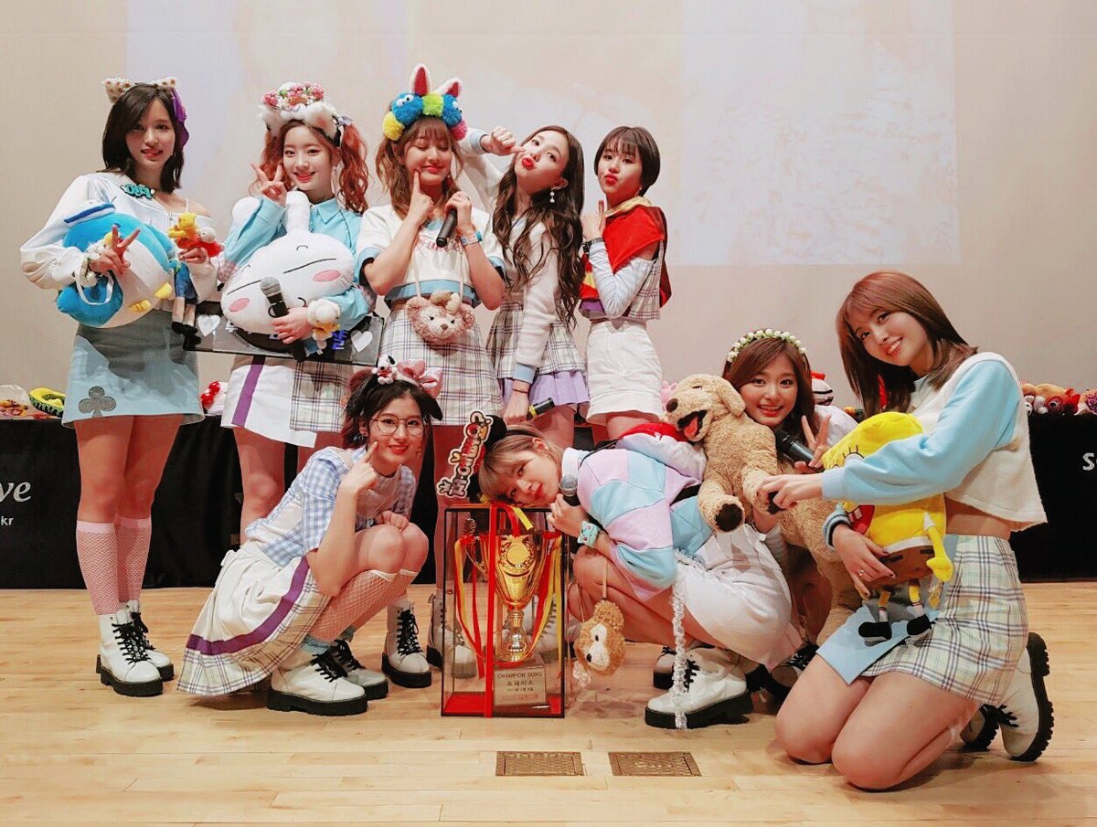 TWAISUTWT's tweet photo. ╱         ⊹ ︎       𝗧𝗪𝗔𝗜𝗦𝗨.  ⠀  🚪       ᥒᥱω.       ≛       𝕦𝕡      . ⠀⠀୨⠀⠀ dᥲtᥱ       ♡    #𝐉𝐮𝐬𝐭𝐢𝐧𝐇𝐮𝐚𝐧𝐠𝐃𝐁    ›

Llegamos con todo y regalitos en apoyo al esperado debut de @HUANMINGHA8twt, ya queremos verle en el escenario, felicidades chiqui. https://t.co/ugrumCFCb5