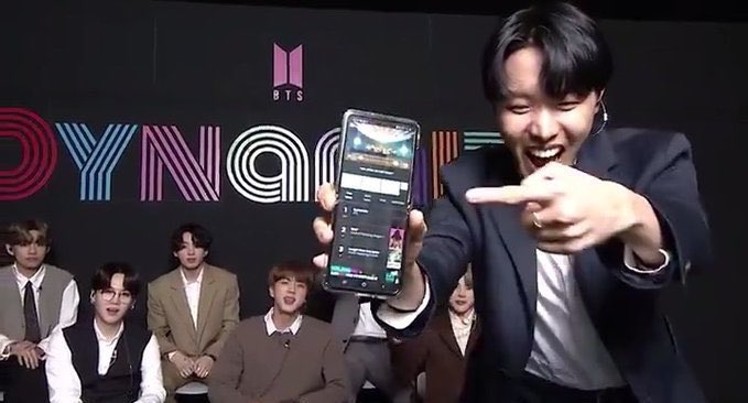thehobiprint's tweet photo. jung hoseok flexing is so sexy https://t.co/KYZZxD9kNe