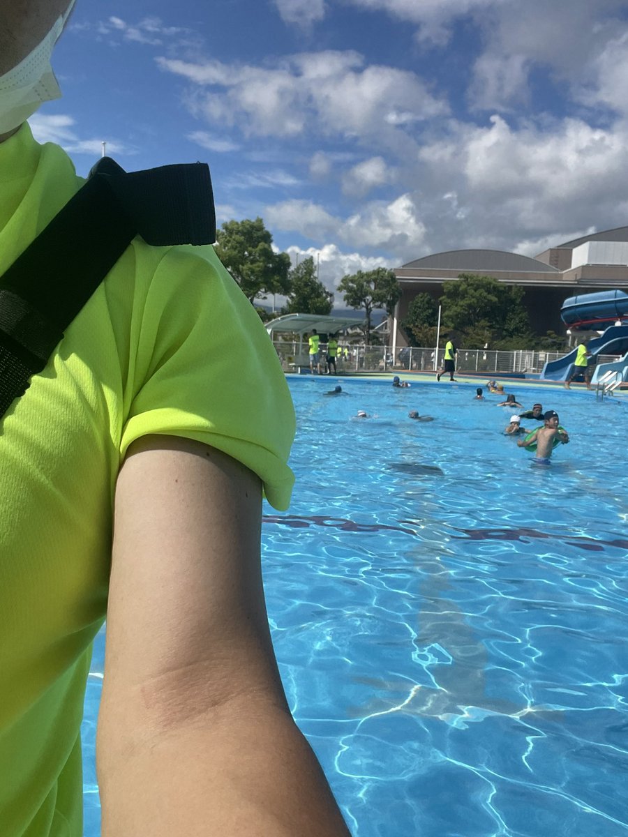 satosea720's tweet photo. 子供達と市民プール
Tシャツのチョイス間違った
#���視員さんと完全同色
#15時の予約とれますか❓
#あの車邪魔なんで移動アナウンスお願いします
#俺に言わないで… https://t.co/GPxT5r1Ppp