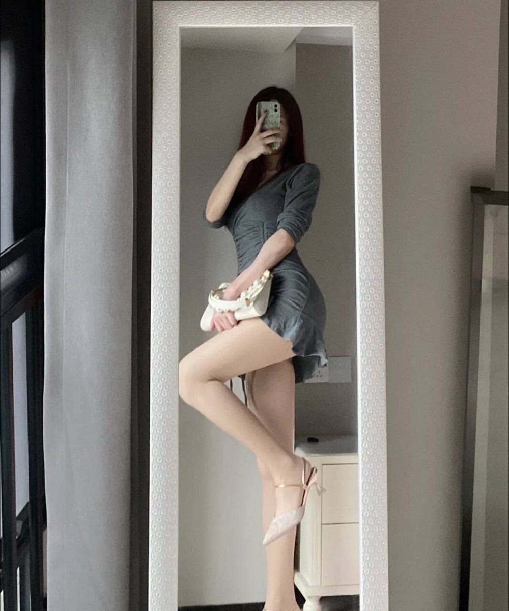 yulinicky65's tweet photo. When I was sad, I squatted down and hugged my big thick legs. https://t.co/3xBlop7mph