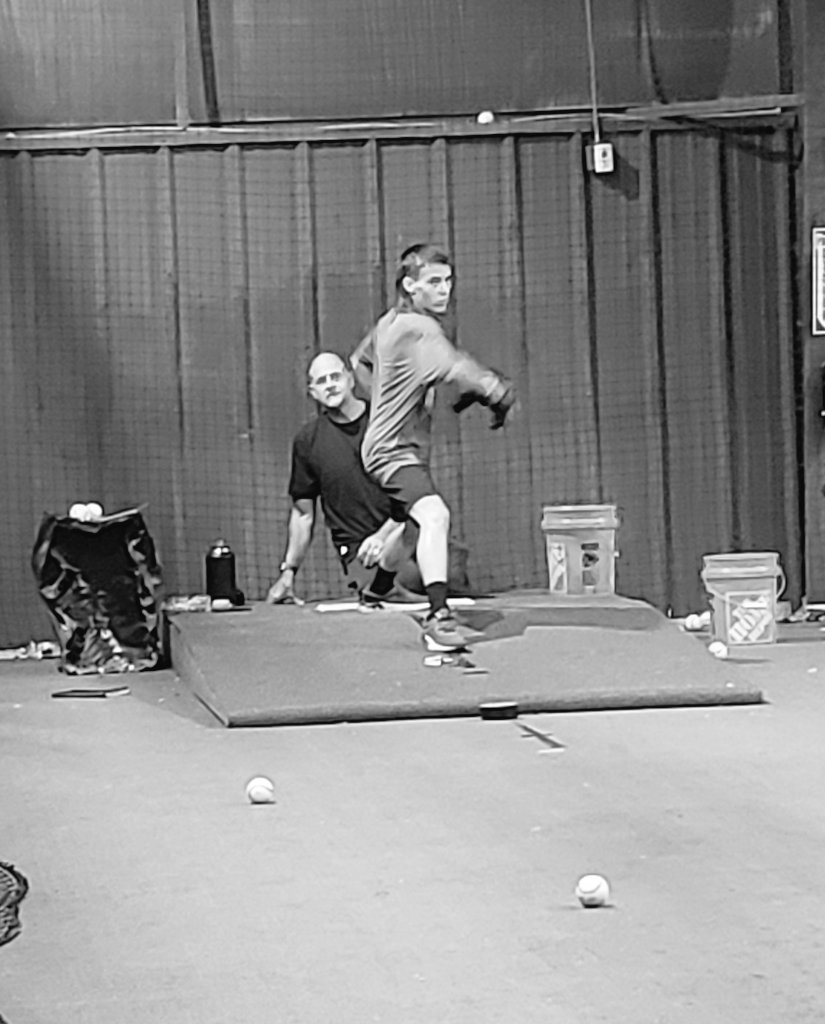 jazzybaseball06's tweet photo. If you want to be the best, you have to work with the best.

#neverletthemoutworkyou #TrustTheProcess #summergrind https://t.co/m8K8rNnBdR