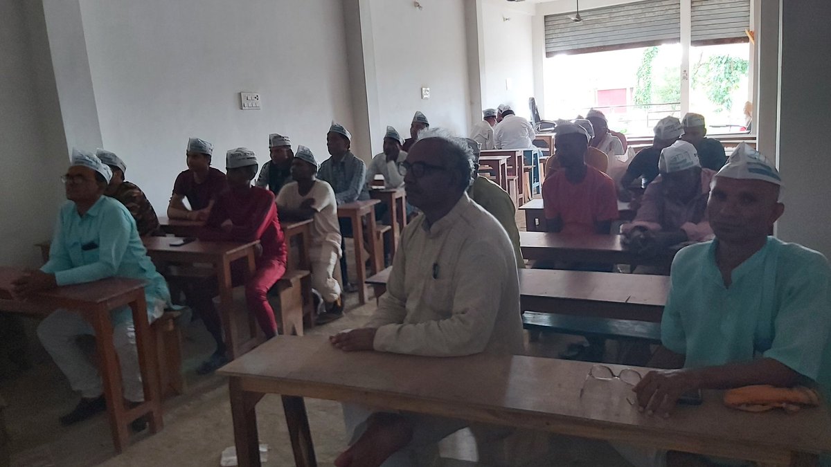 ShushilSinghAap's tweet photo. सिवान के दरौली में विधानसभा कार्यकर्ताओं के साथ बैठक https://t.co/qUtR1j8GFp