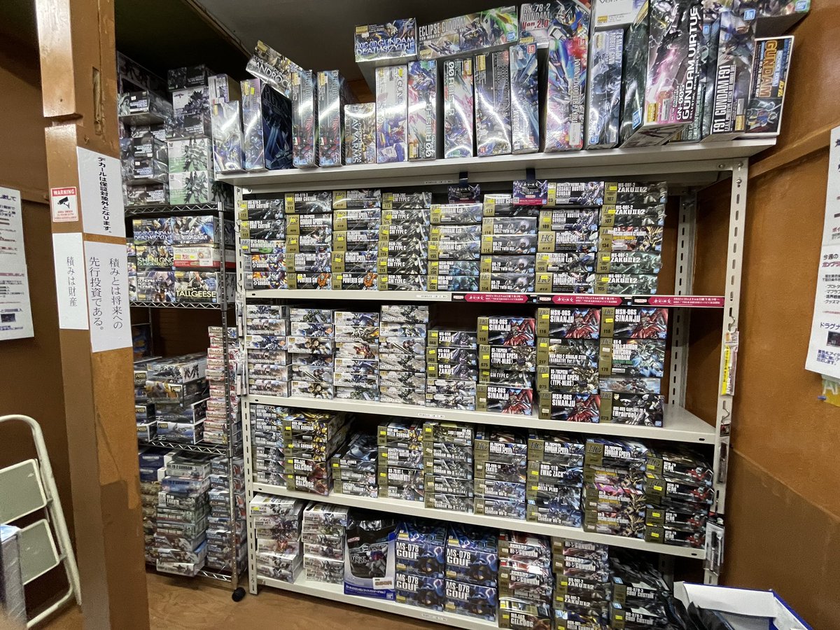 長野県飯田市にあります、民家型模型店ぷらも屋さんです。
本日8/15も13時より営業致します。
まるで空きが出来るのを拒否してるかのようなガンプラコーナー
来週からの入荷にも影響するので、通販サイトにも掲載しました。

#ぷらも屋さん　#民家型模型店　#飯田市　#信州