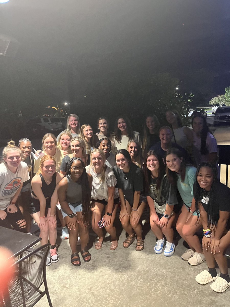 Great time for the ladies to have a team dinner after moving in!! @ICCSoftball <a href="/LetsGoICC/">ICC Athletics</a> #RollTribe