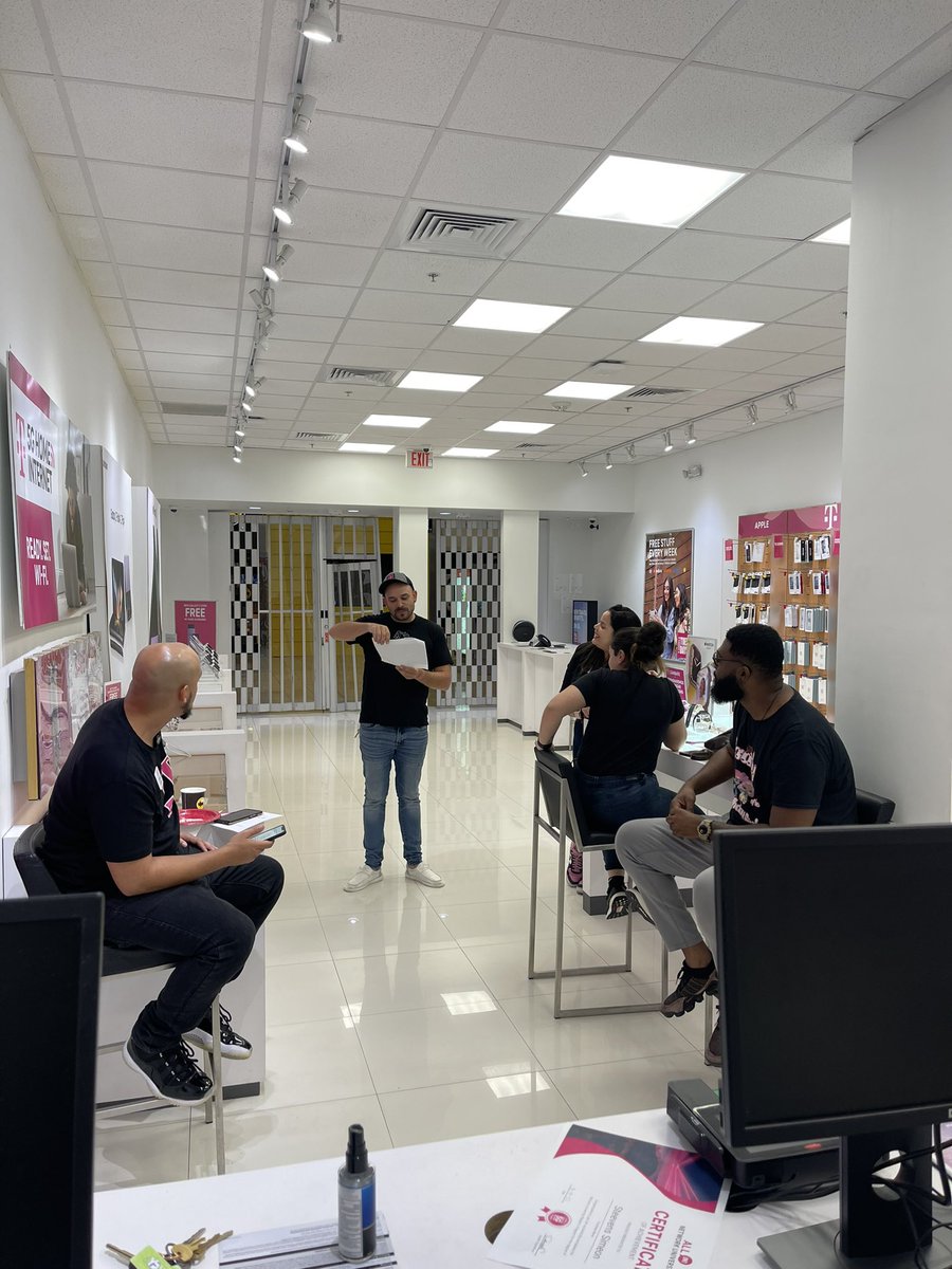 CBrewskiTMO's tweet photo. What a great way to end an amazing sales day here at Broward Mall! #TMobileNetworkUniversity  #ArchTelecom https://t.co/zureVAkqlM