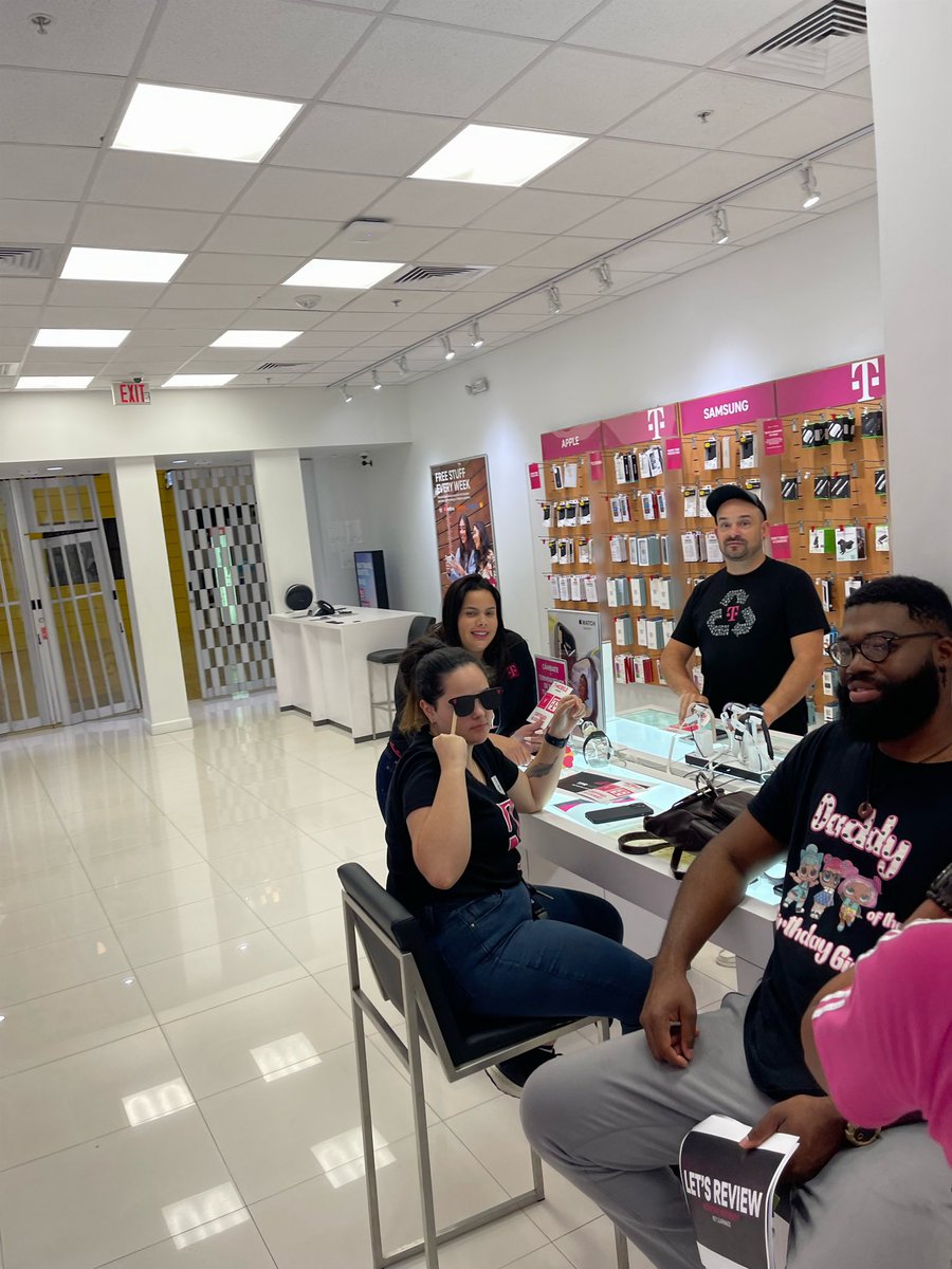 CBrewskiTMO's tweet photo. What a great way to end an amazing sales day here at Broward Mall! #TMobileNetworkUniversity  #ArchTelecom https://t.co/zureVAkqlM