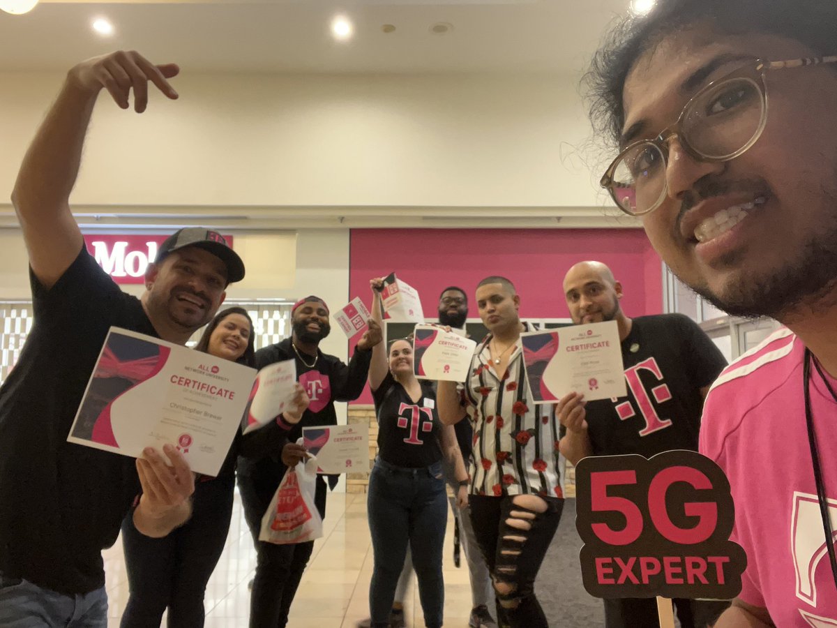 CBrewskiTMO's tweet photo. What a great way to end an amazing sales day here at Broward Mall! #TMobileNetworkUniversity  #ArchTelecom https://t.co/zureVAkqlM
