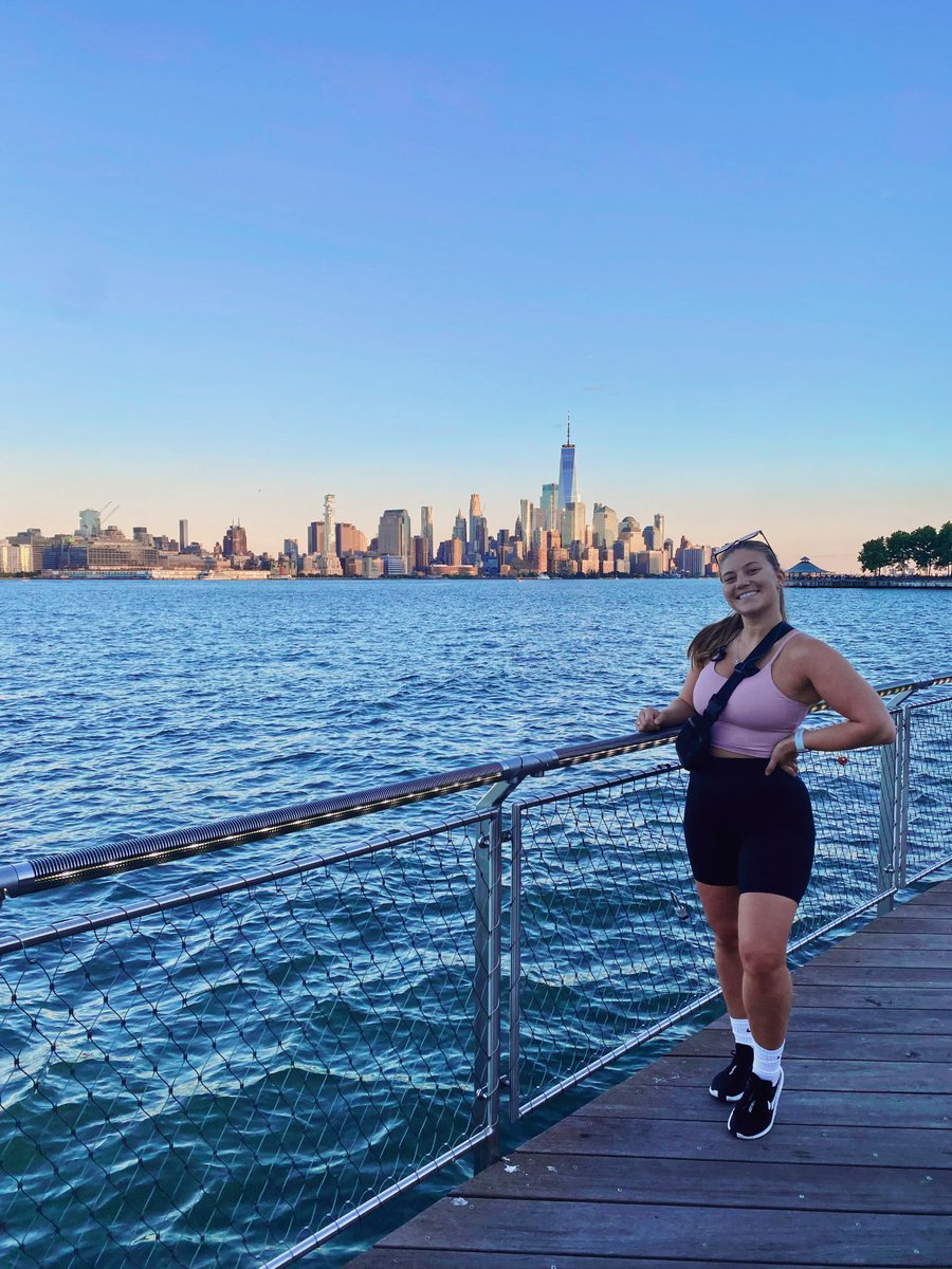 sydneyrozin's tweet photo. city girlie 🌆 https://t.co/q3lo0fcmio