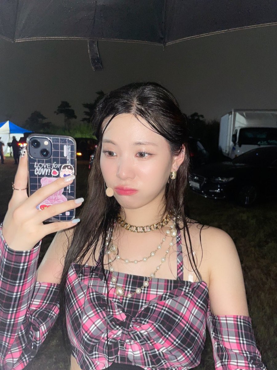 forseline's tweet photo. cutest girl alive <33

#시그니처 #CIGNATURE #셀린 #SELINE https://t.co/1jZiR3mF9Y