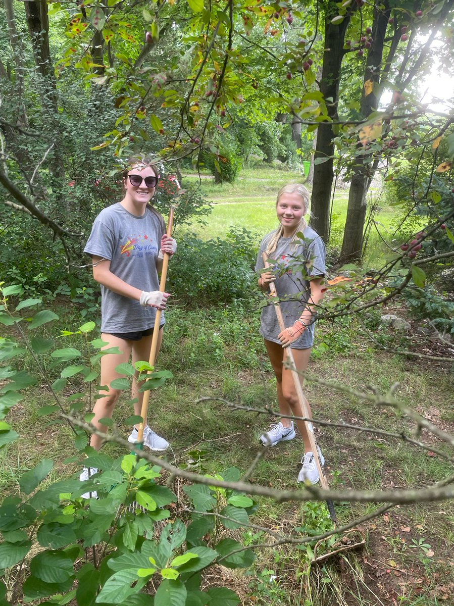 Howellpompon's tweet photo. Summer Recap Part 4💚We also are so honored to be part of @UnitedWay ‘s Day of Caring💛This year we helped Candi with her yard work!! We are so thankful we get to be apart of something so special every Summer!! https://t.co/gfKs0JilhE