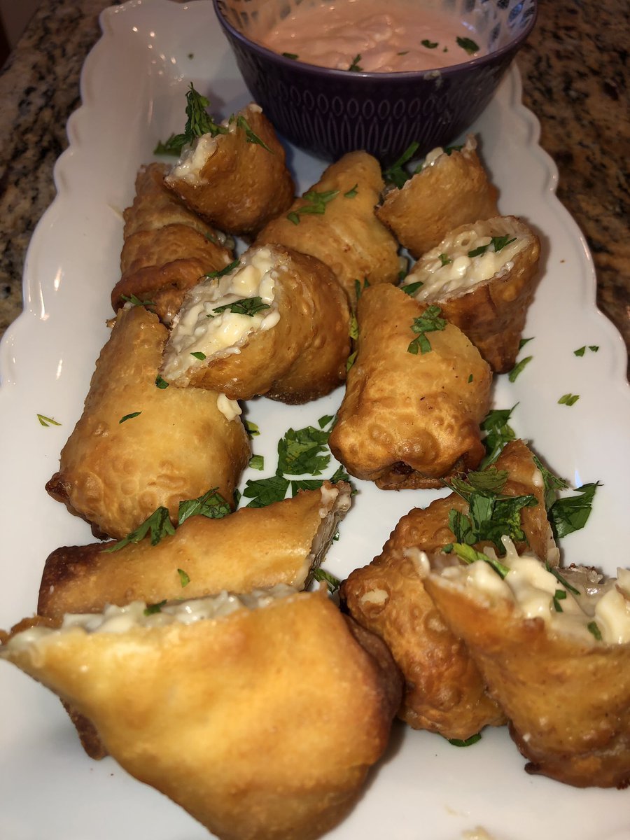 Mac and Cheese Eggrolls with a creamy Buffalo sauce. #foodblogger #foodie #sundayfunday #weekendmeal