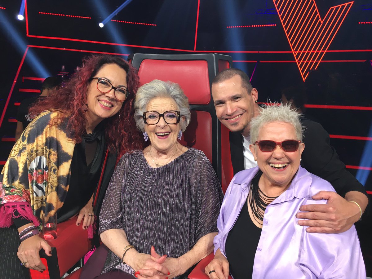 ludicamusica's tweet photo. Uma artista admirável, uma mulher fantástica, Simone de Oliveira, lenda viva da canção portuguesa que tivemos a honra de ter como mentora nesta incrível experiência do @thevoicept #
#LúdicaMúsica #SimonedeOliveira #EquipaSimone #TheVoice #TheVoiceGerações #MPB #MPBoa #Since1991 https://t.co/mz5IVu0Kmq