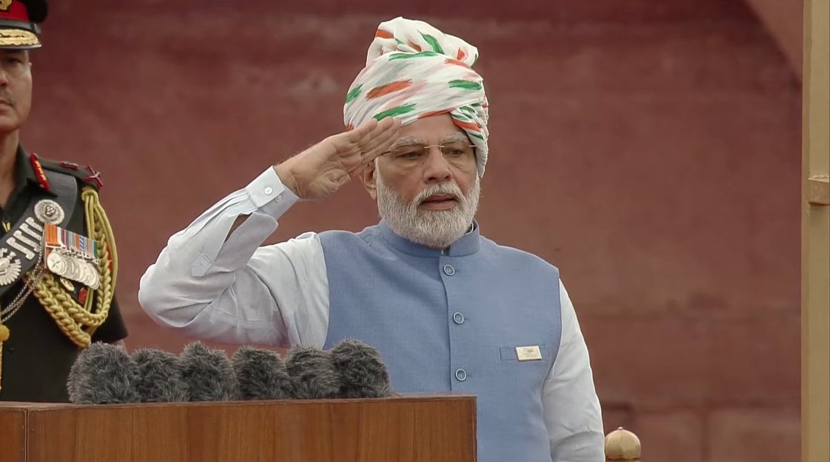 DharmaSL's tweet photo. PM Shri @narendramodi ji unfurls the Tricolour flag at the ramparts of #RedFort on the occasion of 76th #IndependenceDay in Delhi. https://t.co/WqRLA1CDbz